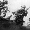 Des soldats canadiens chargent l'ennemi lors de la Première Guerre mondiale.