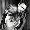 En noir et blanc, un homme (Marlon Brando) tient dans ses bras une femme (Vivien Leigh) qui veut s'enfuir.