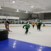 Des jeunes qui jouent au hockey dans un aréna de Trois-Rivières.