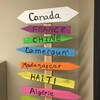 Une affiche citant les noms de pays.
