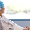 Une patiente qui souffre du cancer se repose après un traitement de chimiothérapie.