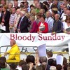 Le 15 juin 2010, une foule est assemblée derrière une bannière sur laquelle est écrite dimanche sanglant en anglais.