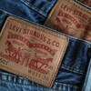 Photo de jeans Levi's avec l'étiquette arrière en premier plan.