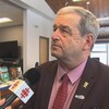 Jean-Yves St-Arnaud devant un micro de Radio-Canada.