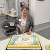 Jeannine Blais coupe le gâteau du 50e anniversaire du club d'âge d'or de la Vallée.