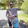 Un pere et son fils dans un parc. 
