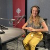 Jessica McClelland au studio de Radio-Canada Saskatchewan.