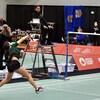 Une joueuse de badminton en train de jouer.
