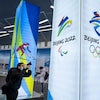 Un journaliste prend des photos d'une exposition au centre d'exposition des Jeux olympiques d'hiver de Pékin 2022 dans le district de Yaqing, le 5 février 2021, à Pékin, en Chine.