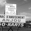 Panneau publicitaire pour une piste de karting dans un parc d'amusement d'Anjou à la fin des années 1960