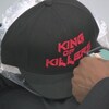 Une casquette avec un logo rouge qui lit King of Killers. 