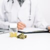 Un médecin prescrit du cannabis.