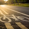 Une piste cyclable ensoleillée.