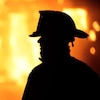 Deux pompiers devant un incendie.