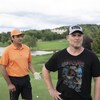 Deux hommes sur un terrain de golf.