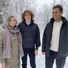 Valérie Vachon, Owen Dobson et Ra'Jah Mohammed sont debout dans un sentier enneigé.