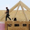 Des travailleurs de la construction construisent une maison à Calgary en 2015.