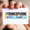 Un homme tient une carte sur laquelle est inscrite le logo de la Société francophone de Maillardville