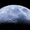Gros plan d'un croissant de lune et des détails des cratères à sa surface vue de l'hémisphère sud.