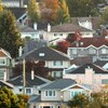 Plusieurs maisons regroupées.