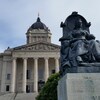 Une statue de la reine Victoria veille devant l'assemblée législative du Manitoba