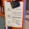 L'organisme Fred Victor a installé un terminal de paiement dans un centre commercial de Toronto pour encourager les gens à faire des dons.