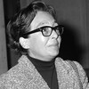 Marguerite Duras, lunettes noires et cigarettes, à la cour de Paris, en 1966