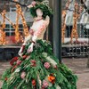 Un mannequin couvert de fleurs arrangées pour faire une robe.