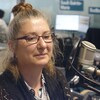 Julie Boissonneault en studio à Radio-Canada Sudbury
