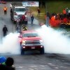 Une camionnette tire un camion poids lourd lors d'une course au Smooth Truck Fest.