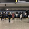 Des usagers attendent sur le quai l'arrivée du métro de la ligne orange en direction Montmorency à la station Berri-UQAM.