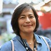 Une femme souriante est posée en gros plan