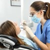 Une hygiéniste dentaire fait l'évaluation d'une patiente.