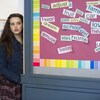 Hannah Baker (interprétée par Katherine Langford) entre dans une classe d'école dans cette image tirée de la série <i>13 Reasons Why</i>.