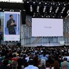 Le dirigeant de Google, Sundar Pichai, prononce un discours dans un amphithéâtre rempli lors d'une conférence à Mountain View, en Californie. 