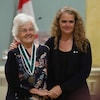 Julie Payette donne une accolade à Micheline Dumont, qui vient de recevoir le Prix du gouverneur général.