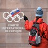 Une femme agite un drapeau de la Russie devant le quartier général du Comité international olympique, à Lausanne, en Suisse.