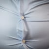 Une personne et aux prises avec un surplus de poids au niveau abdominal.