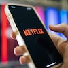 Gros plan d'un iPhone 13 montrant en plein écran l'application Netflix.