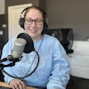Lindsey Chamberlain est assis devant un micro du studio 1 de la station de Radio-Canada sur la rue Elm à Sudbury. Elle regarde l'objectif de la caméra en souriant.
