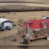 vue aérienne de la ferme rénovée.