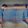 De profil, un homme avec une obésité morbide se retrouve plus mince dans une illusion de mouvement dans le temps.