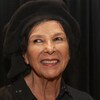 Portrait d'Alanis Obomsawin sur fond noir.