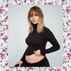 Léa Clermont-Dion enceinte, sur fond fleur rose et violet. 