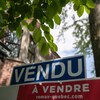 Une pancarte immobilière sur laquelle est écrit le mot Vendu.