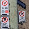 Des panneaux de stationnement à Montréal.