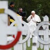 Le pape se recueille devant les tombes d'un cimetière.
