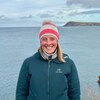Pavlina Livingstone-Sudrich sur la côte devant l'océan.