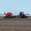 Le tracteur d'un agriculteur dans un champ en Saskatchewan le 11 mai 2022.
