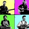 Les quatre membres jouent de leur instrument respectif.